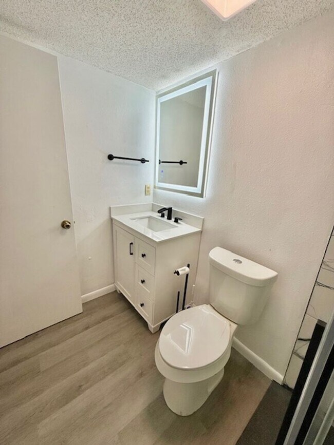 Building Photo - Beautifully remodeled 2 bedroom condo at w...