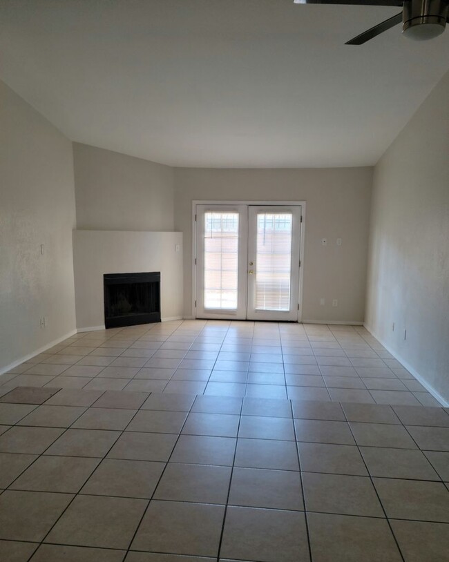 Building Photo - Clean! 2 bed 2 bath Town-home in Central P...