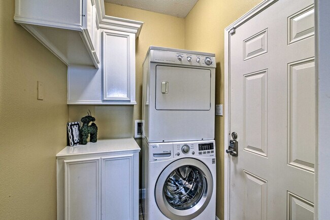 Building Photo - 2735 Broadway St