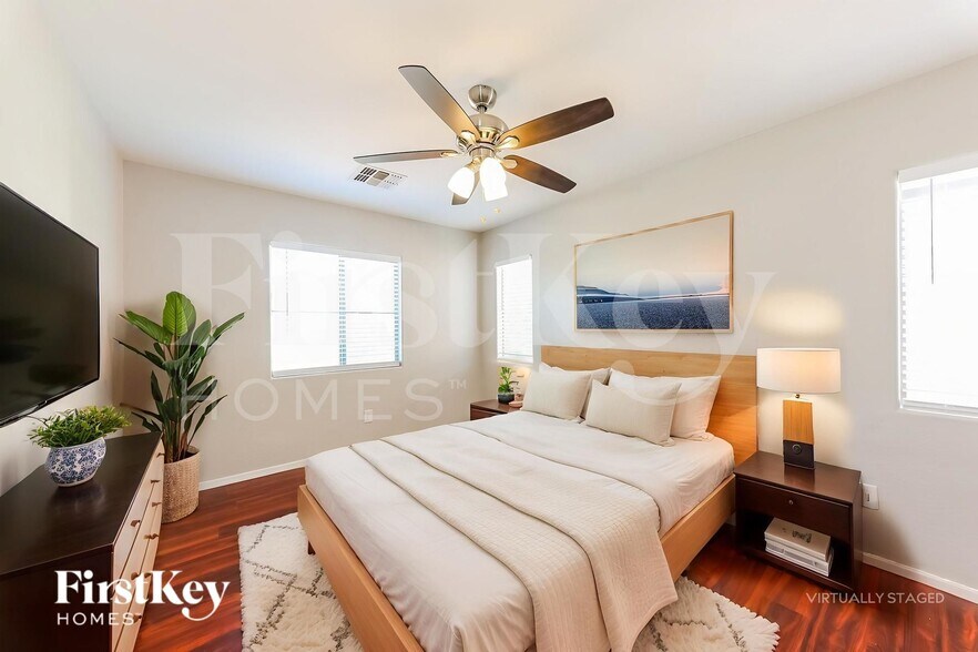 Building Photo - 4680 E Laurel Ave