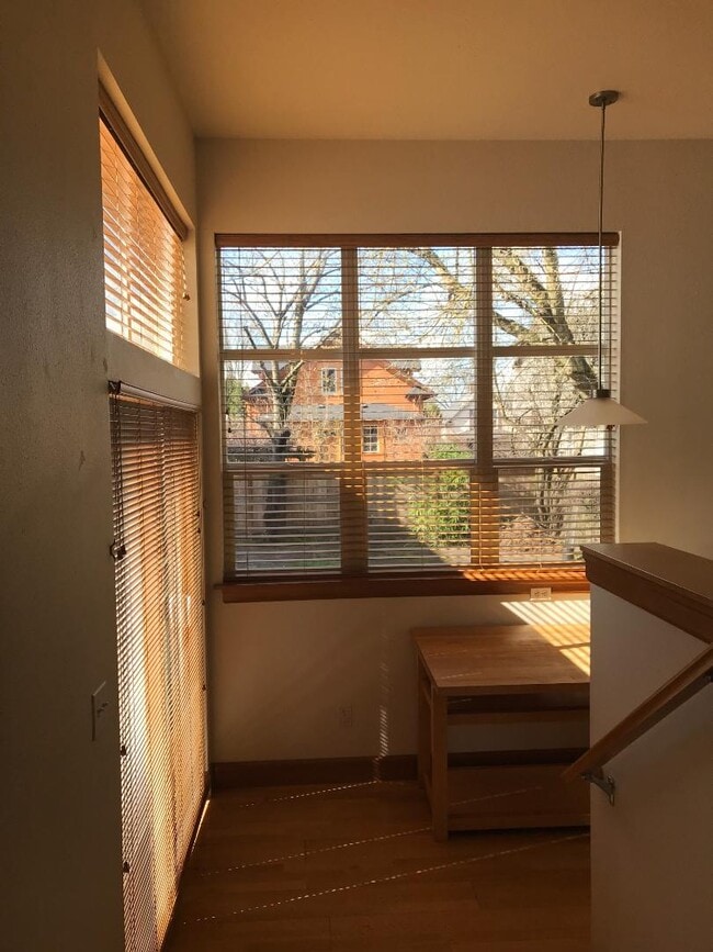 Building Photo - 3911 NE 9th Ave