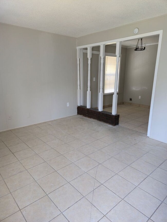 Building Photo - Spacious 3BD/1B Family home