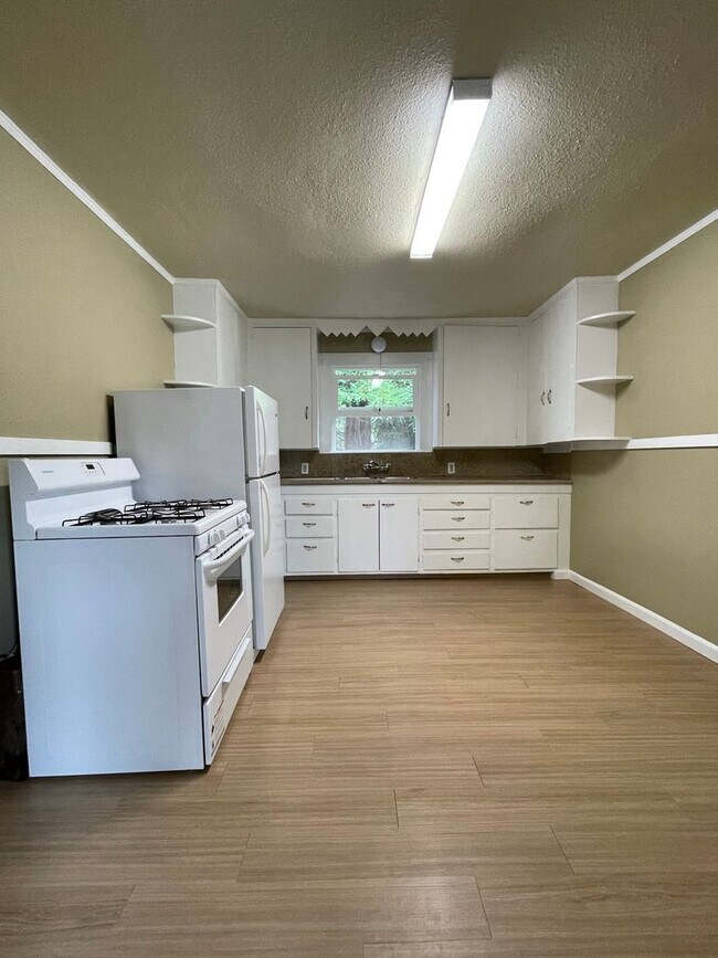 Building Photo - Cozy Bayside Cottage Tier 2