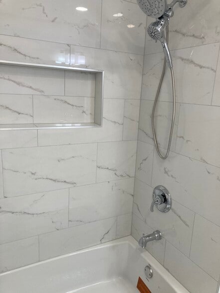 Guest Bathroom - 1124 Van Arsdale Dr