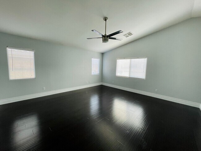 Building Photo - BEAUTIFUL HOME IN RHODES RANCH GUARD GATED COMMUNITY! AMMENITIES INCLUDE COMMUNITY BASKETBALL COU...