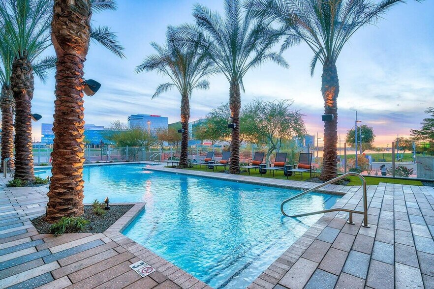 Building Photo - 555 N College Ave