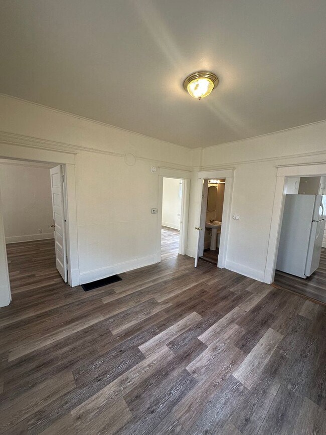 Building Photo - Charming 2 Bedroom House available NOW!