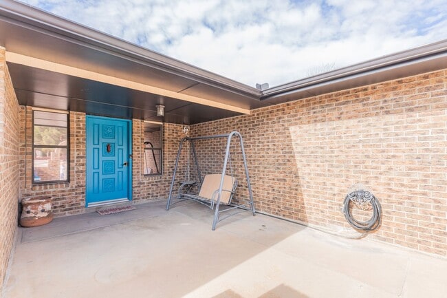 Building Photo - Charming 3 Bedroom 2 Bathroom - Spacious & Fenced Backyard