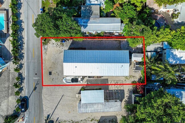 Building Photo - 945 Plantation Rd