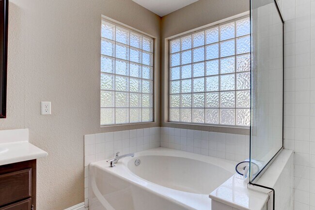 Building Photo - 809 Royal Birch Ln