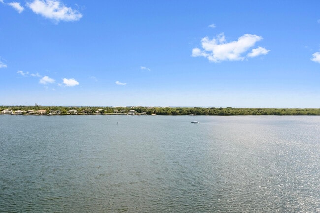 Building Photo - 130 Lakeshore Dr