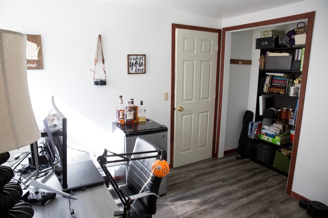 Building Photo - 1317 S Thompson Dr