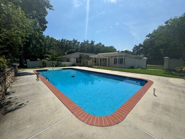 Building Photo - Gulf Breeze Proper - 5 bedroom, 3.5 bathro...