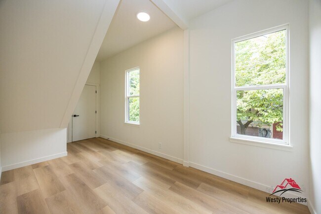 Building Photo - 542 NE Brazee St