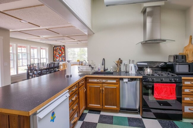 Building Photo - Lovely Langley Condo and Pet Friendly!