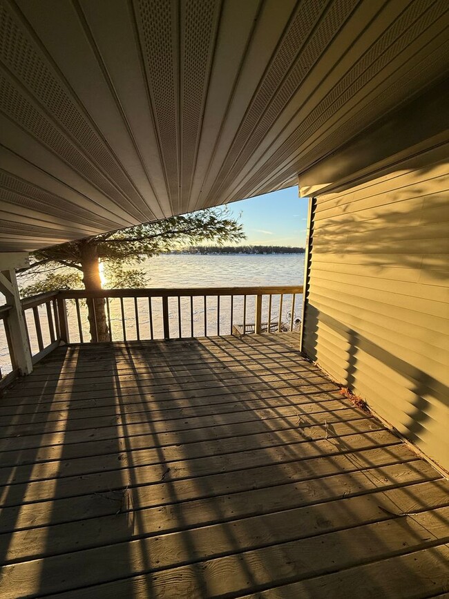 Building Photo - Lake House