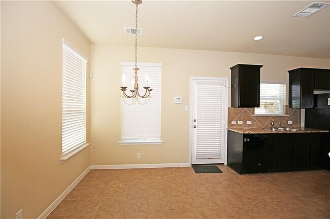 Building Photo - 903 Alamo Plaza Dr