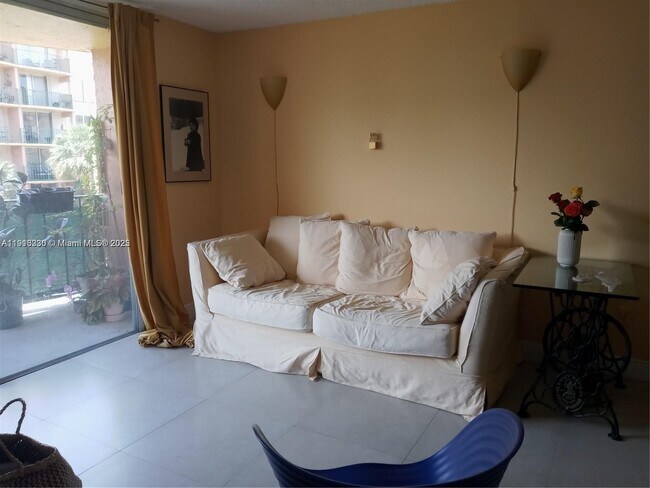 Building Photo - 9350 Fontainebleau Blvd