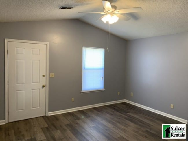 Building Photo - HOUSE: 3BR 2BA