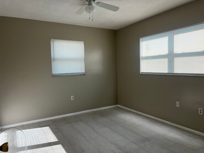 Building Photo - 2BD/1BA/Single carport - Venice