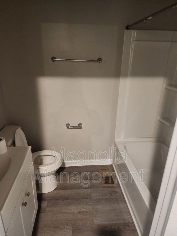 Building Photo - 216 Walnut St