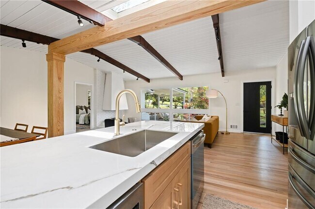 Building Photo - 1690 Cotswold Dr NE
