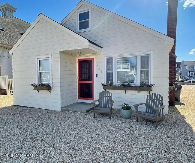 Primary Photo - 321 W Kupper Dr