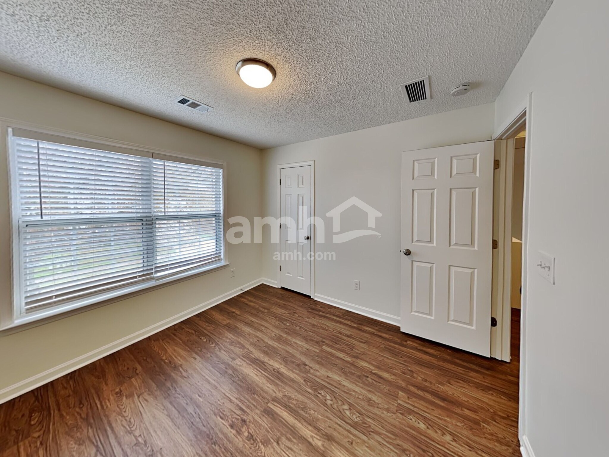 Building Photo - 582 Lullingstone Dr SE