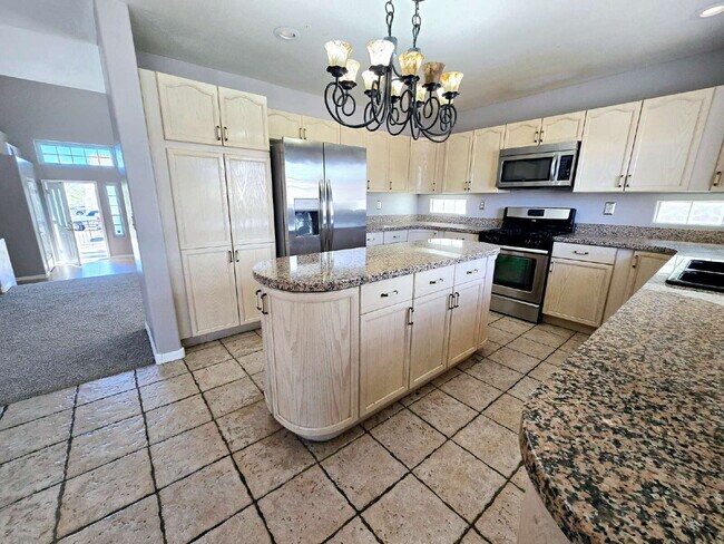 Building Photo - "Spacious 3-Bed Oasis with 2.5 Baths on Funston Way, Las Vegas - 2,264 Sq. Ft. of Comfort!"