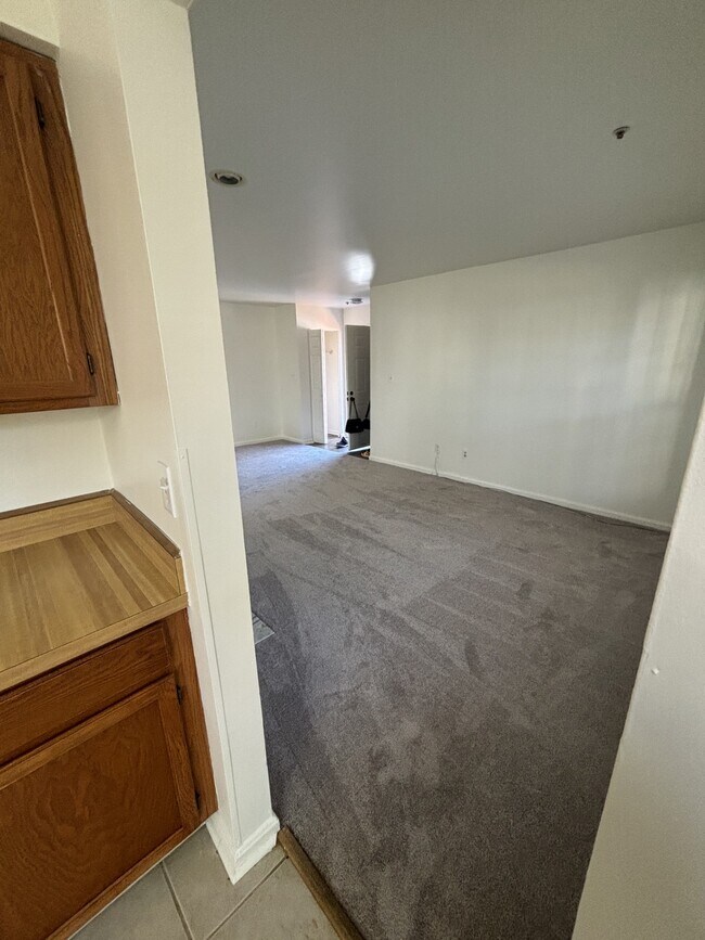 Building Photo - 4805 River Valley Way