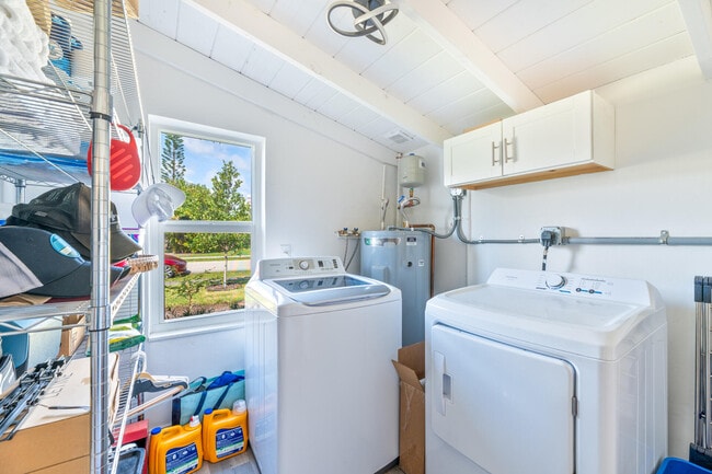 Building Photo - 5840 NE 1st Terrace