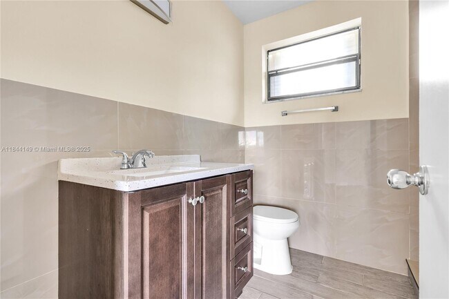 Building Photo - 1612 San Remo Cir