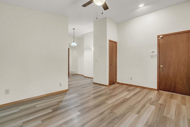 Building Photo - 6376 Chantilly Pl