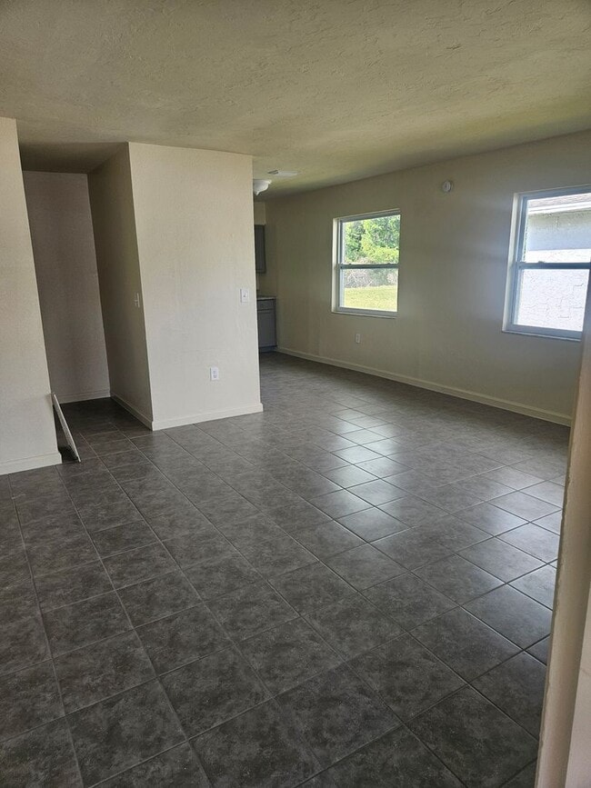 Building Photo - 2/2 DUPLEX  WITH CARPORT
