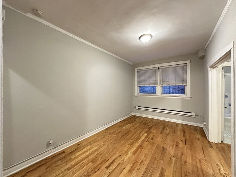 Building Photo - 515 W Melrose St