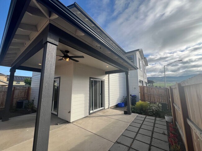 Building Photo - Charming three bedroom townhouse in the heart of Talent! | Available Mid May