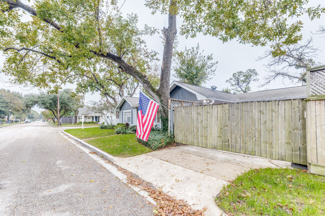 side view of home and parking area - 4035 Oak Ridge St