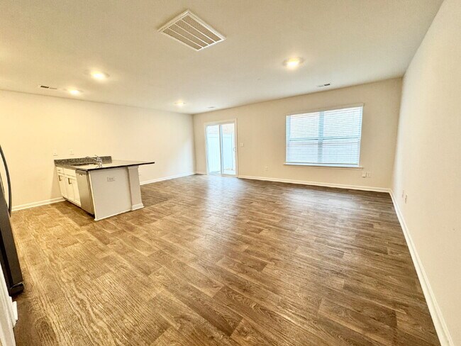 Building Photo - Seneca townhome - Price Just Reduced!