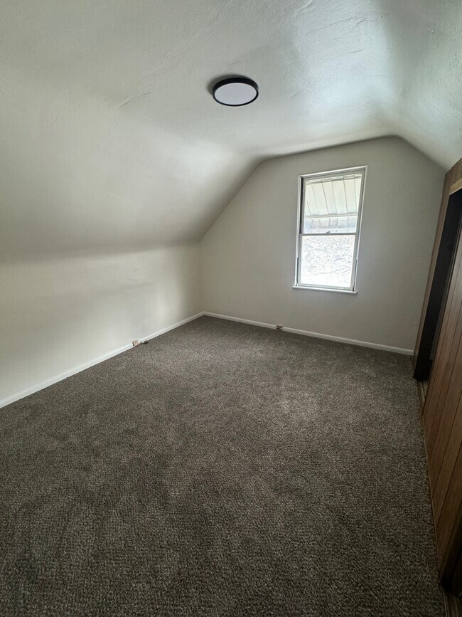 Building Photo - 595 Castle Ave