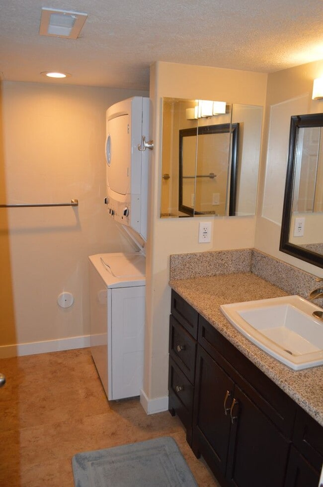 Building Photo - Luxurious 4-Bedroom Home with Mother-in-Law Suite