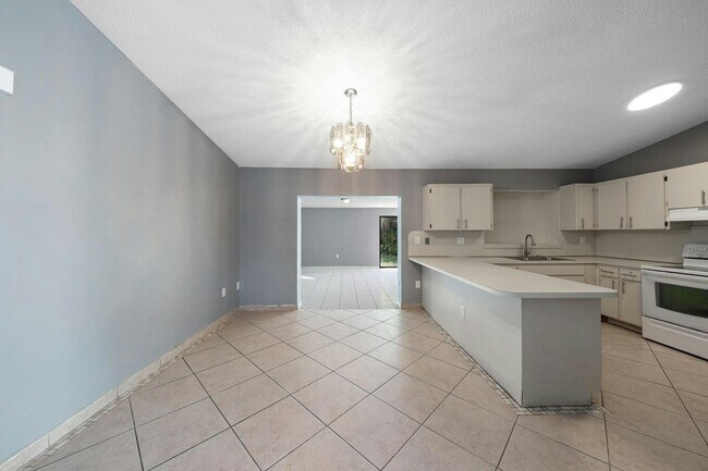 Building Photo - 2348 SW 138th Pl