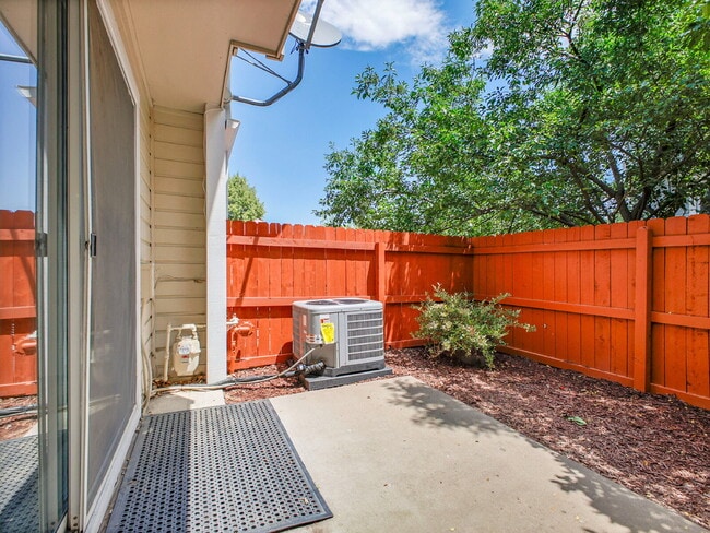 Building Photo - $2,395.00 2 bed, 2.5 bath townhome located...