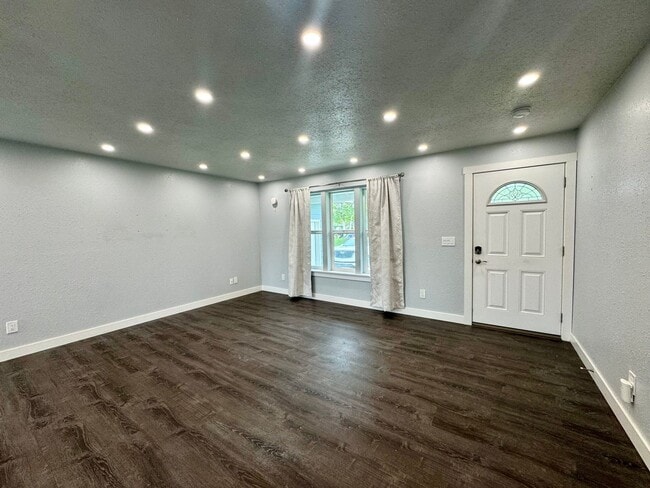 Building Photo - KENAI RANCH!