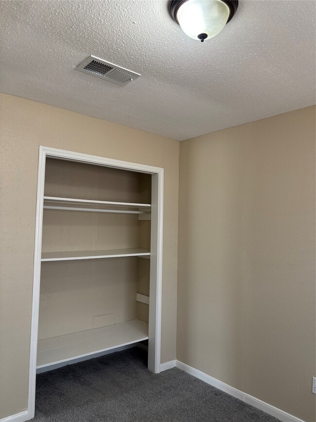 Building Photo - 1726 Oakwell Ln