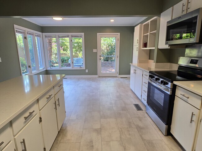 Building Photo - 3703 Hickory Hill Dr