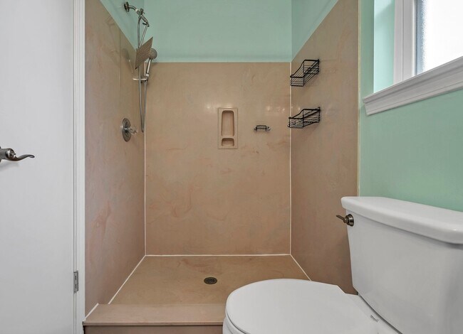 Building Photo - AVAILABLE 11/10... 3/2 with LARGE backyard!!