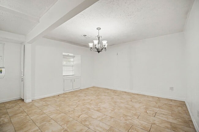 Building Photo - 2121 Hickory Ln