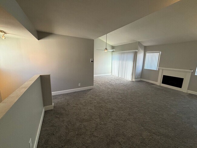 Building Photo - 2 Bedroom Condo for Rent in Canyon Country!