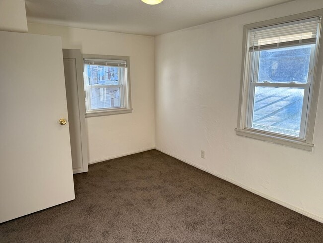 Building Photo - Charming 1 Bedroom Cottage with Bonus Room...