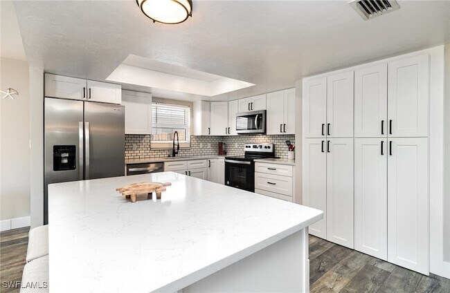 Building Photo - 517 98th Ave N